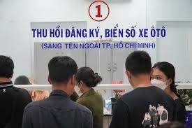 người dân nộp hồ sơ làm thủ tục thu hồi